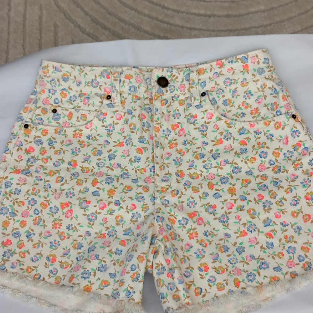 BILLABONG LITTLE FLOWERS JEAN SHORTS NWOT WOMEN SIZE 26 SUPER CUTE SEE PICS - Picture 2 of 8